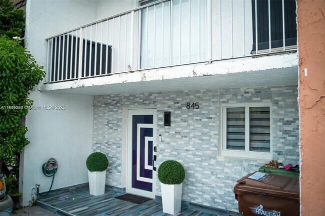 Foto del edificio - 845 W 79th Pl