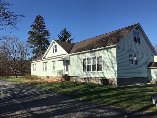 Exterior - 560 Mammoth Rd