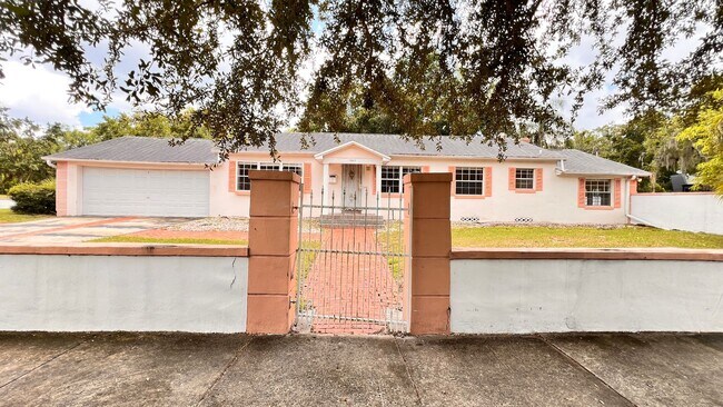Building Photo - Charming Winter Park Retreat with Private Pool – Lawn & Pool Care Included in the RENT!
