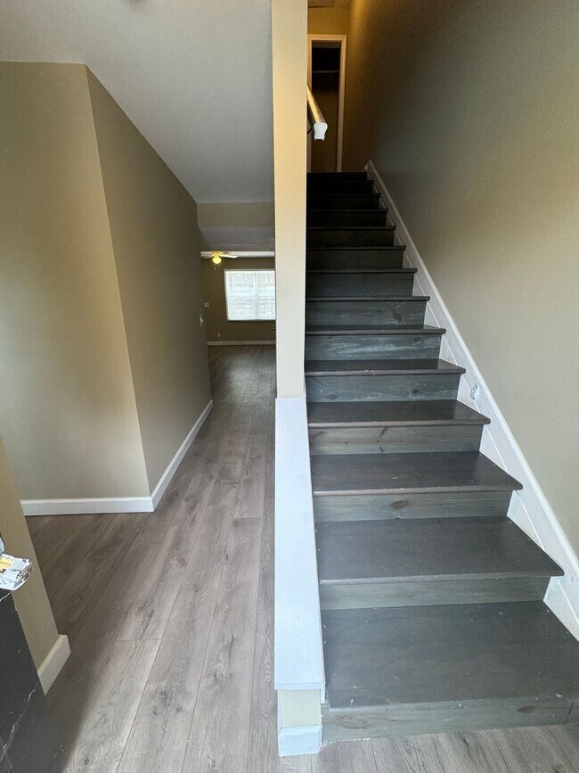 Building Photo - Brick 2/1 Apartment in Cave Spring- $995