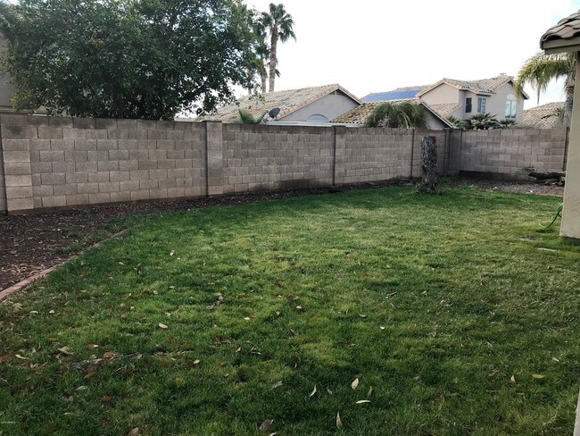 Foto del edificio - 7439 W Crest Ln