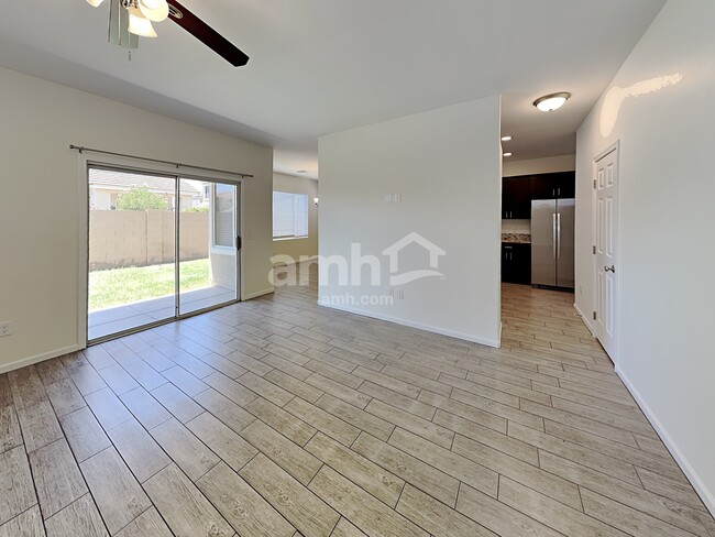 Foto del edificio - 8745 E Lindner Ave