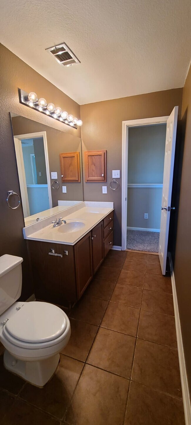 Upstairs bath - 2411 Redland Pt