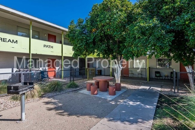 Building Photo - 530 E Mariposa St