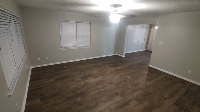 Foto del edificio - 90 Century Ct