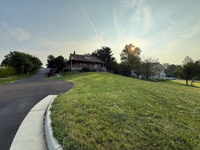 Building Photo - 910 Cedar Creek Grade
