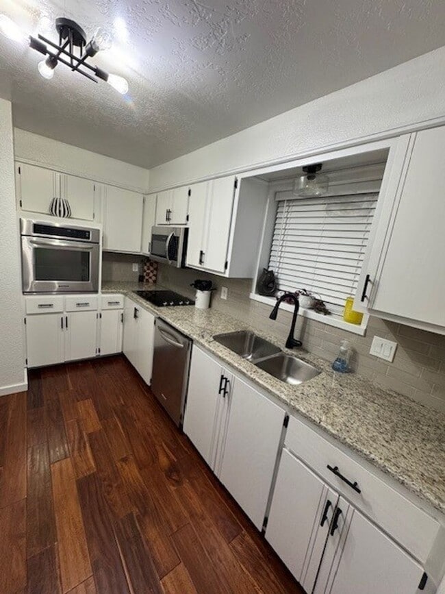 Building Photo - (2)Bed/(2.5) Bath + Study and Storm Shelter Avail Dec 1!