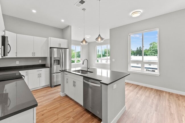 Building Photo - 999 Main St