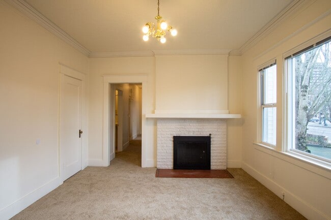 Building Photo - Gorgeous 2-Bedroom Corner Flat in 1911 Fou...