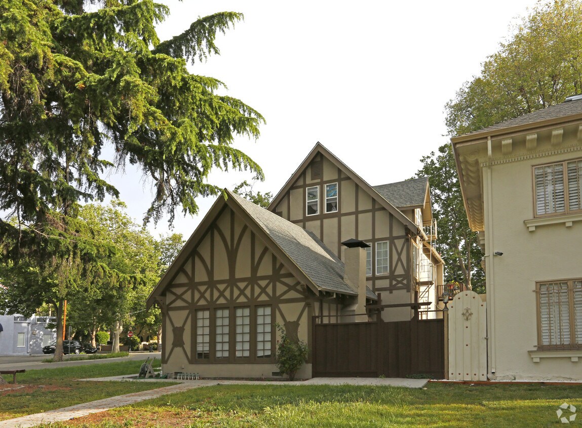 Building Photo - Vintage Mansion