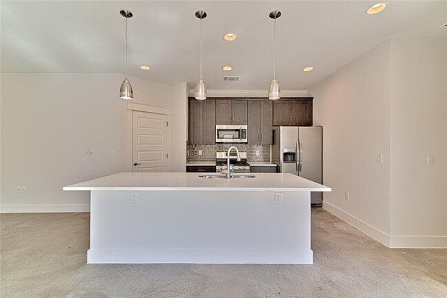 Foto del edificio - 8103 West Gate Blvd