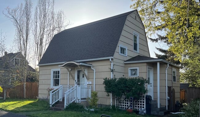 Building Photo - 915 John Adams St