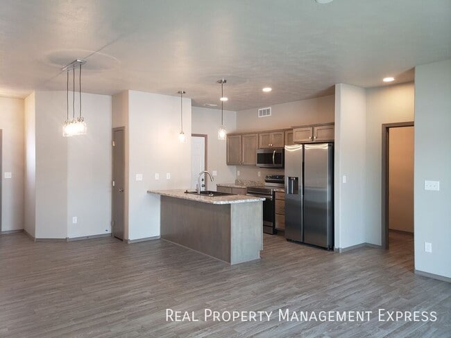 Building Photo - 3 Bedroom 2.5 Bathroom Townhome with a Bal...