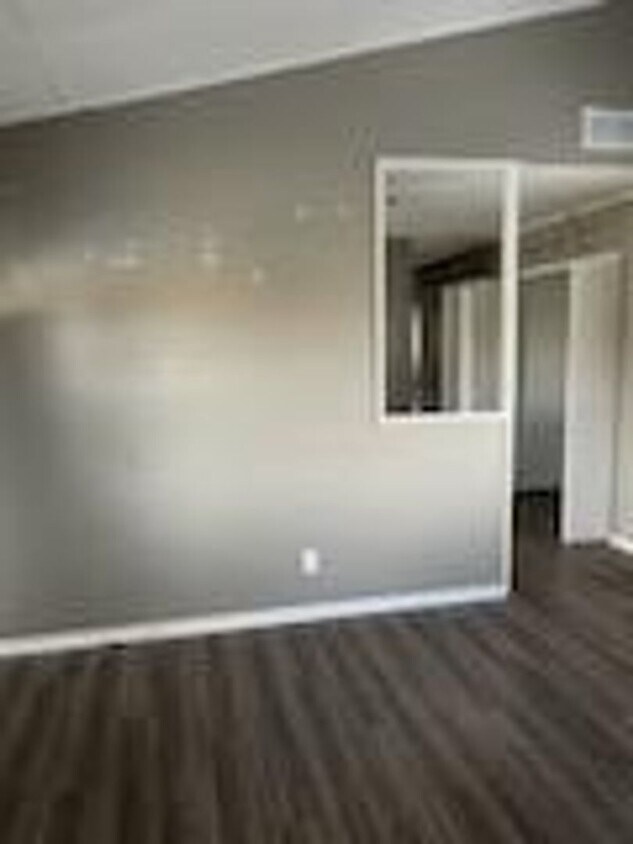 Foto principal - 3 bedroom 1 bath duplex