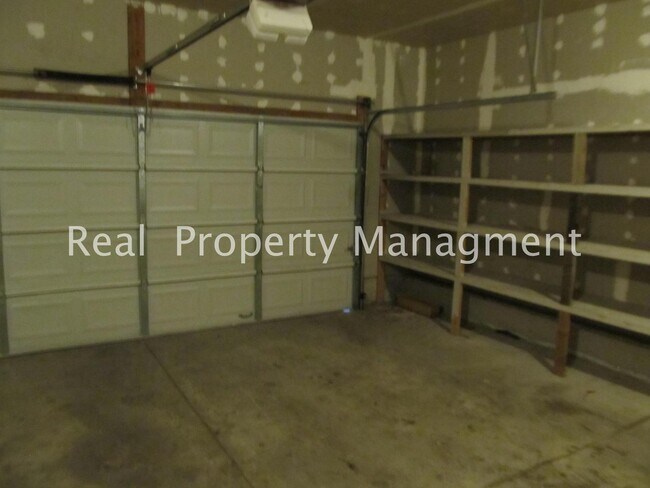 Foto del edificio - Beautiful and conveniently located 3 Bed, 2 Bath Home available in July! Pet Friendly!