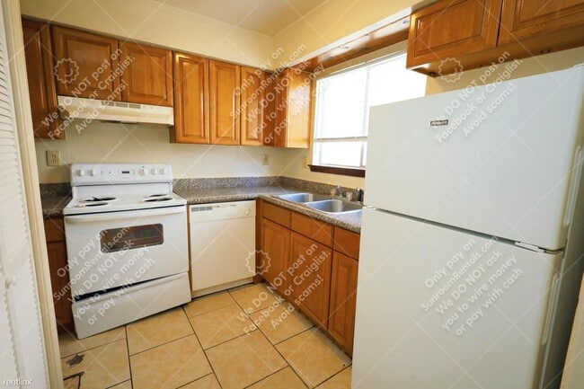 Building Photo - 2 br, 1.5 bath Townhome - 1635 Port Dr 4 4