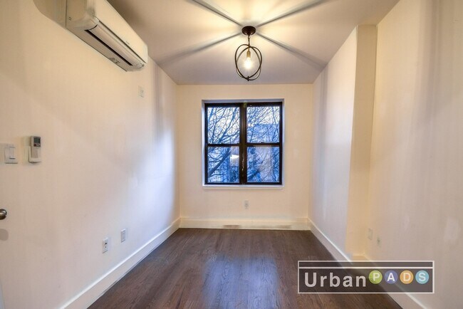 Foto del edificio - 820 Saint Johns Pl