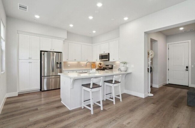 Building Photo - Beautiful 2 bedroom/2.5 bath unit at the Cannery available July 25th
