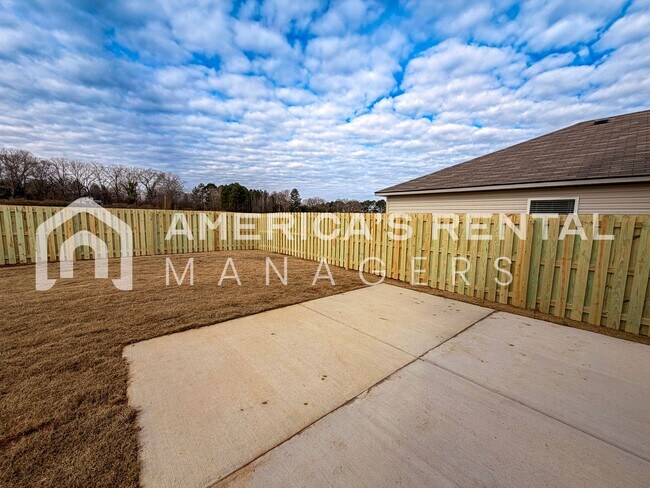 Foto del edificio - DEPOSIT PENDING!!!  Modern Two-Story Home with PRIVACY FENCE & Open Concept Design in Decatur, AL...