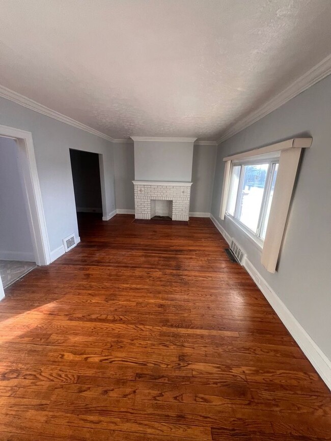 Building Photo - Section 8 Accepted: Affordable 3 Bed, 1 Ba...