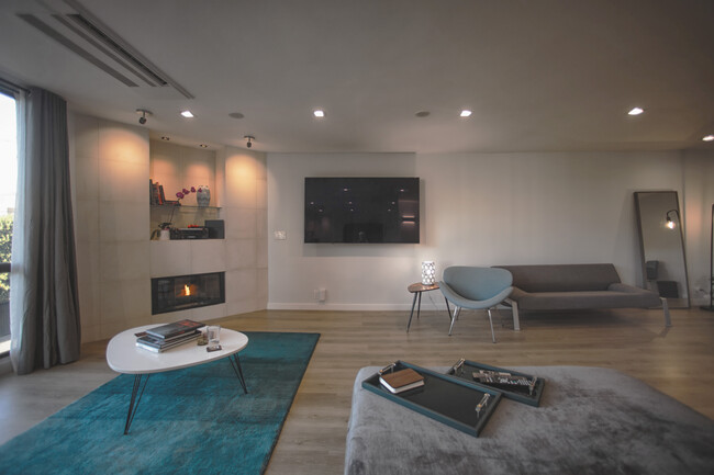 Foto del edificio - 8380 Waring Ave