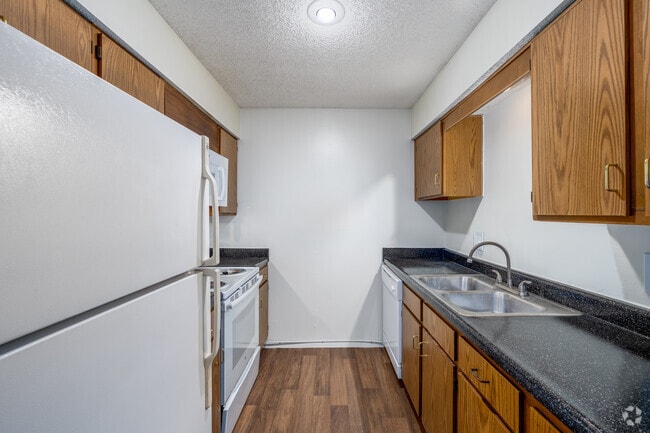 2BR, 1BA - 819SF - Kitchen - Bristol Pointe Apartments