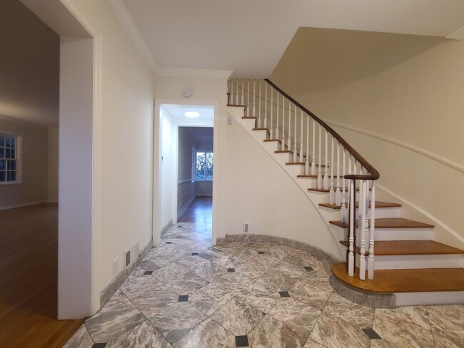 Building Photo - 1152 Beverwil Dr