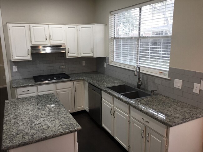 Building Photo - 2002 Summerall Ct