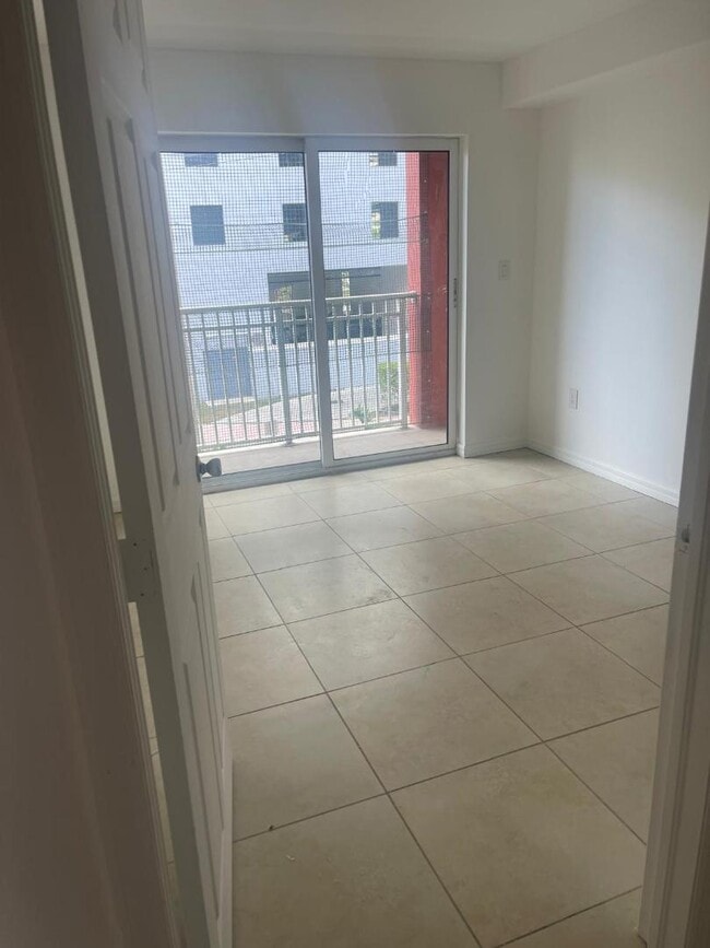 Foto del edificio - 6315 SW 8th St