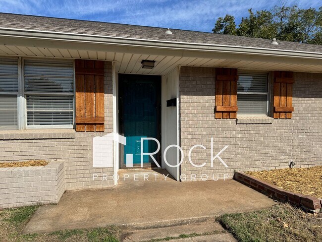 Photo - Beautiful 3 Bedroom Home in The Village ~ ...