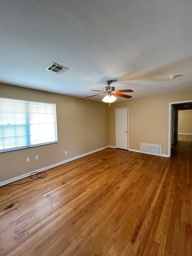 Building Photo - Large 2 Bed 1.5 Bath 1 Covered Carport in the Morris Will Roger Park Addn