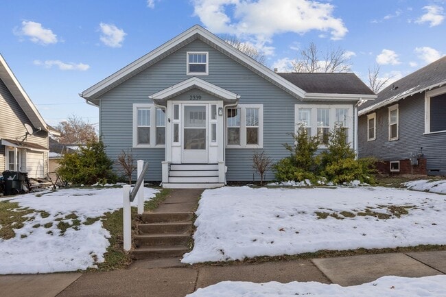 Building Photo - Updated Single Family Home in Convenient NE Side Location