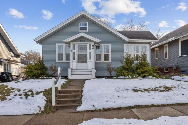 Foto del edificio - Updated Single Family Home in Convenient NE Side Location