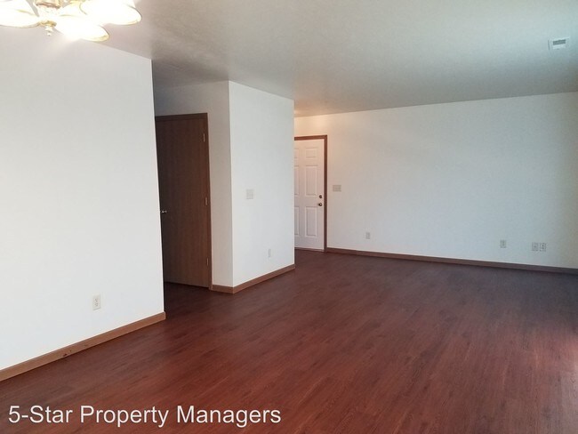 Building Photo - 219 Tanglewood Dr