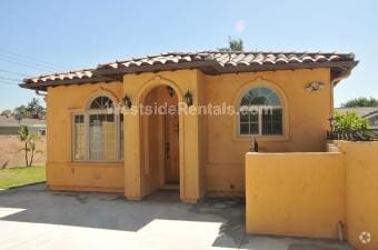 Front entrance - 652 S Hollenbeck Ave