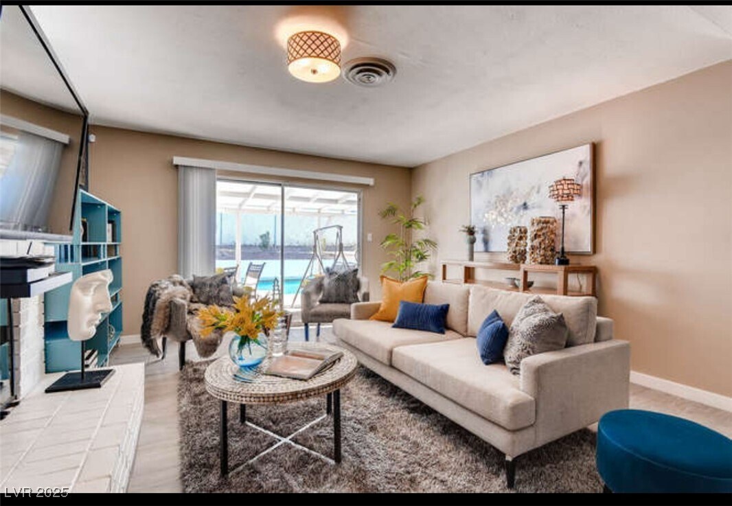 Foto principal - 4255 Hazelcrest Dr