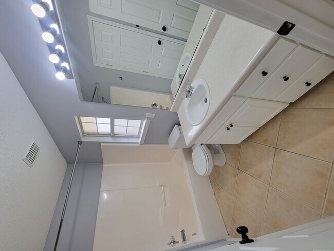 Foto del edificio - 9780 Parker Lake Cir