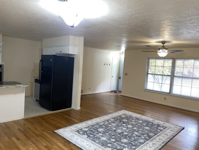 Foto del edificio - 1503 Oakwood Dr