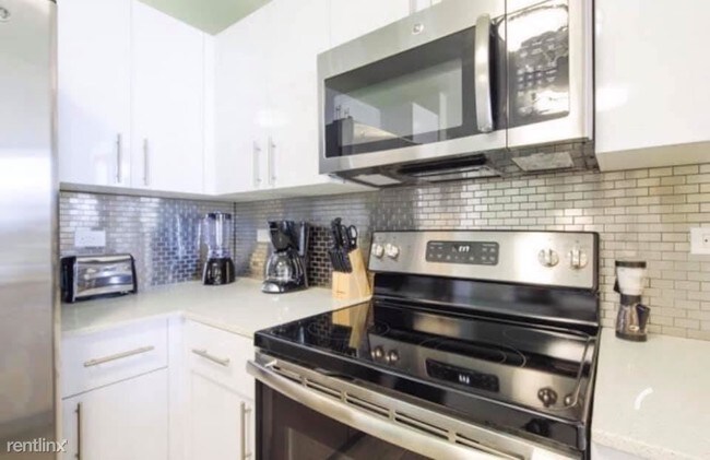 Building Photo - 2 br, 2 bath  - 728 NW 2nd St