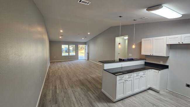 Building Photo - 210 White Eagle Trl