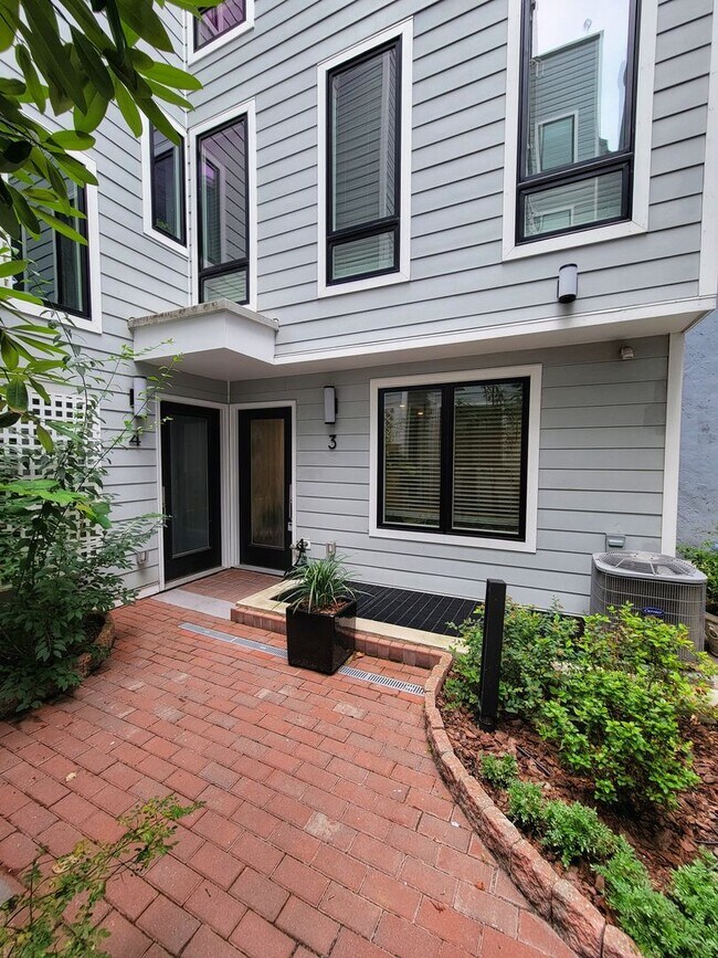 Building Photo - Exquisite Boutique Condo in the Heart of Q...