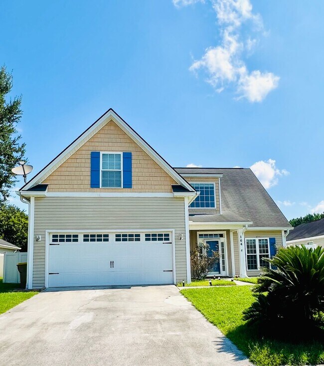 Building Photo - 4 bed 2.5 bath home!