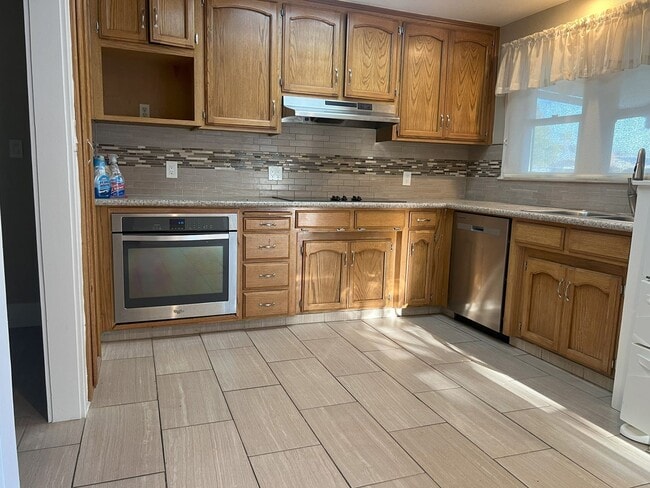 Building Photo - Cozy Home for rent in Exeter