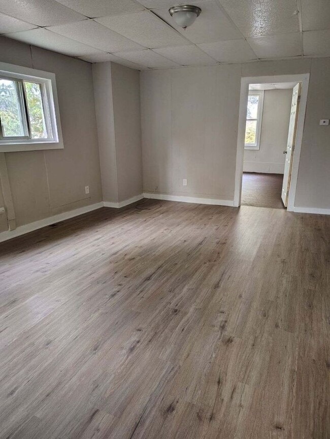 Building Photo - 3 BEDROOM