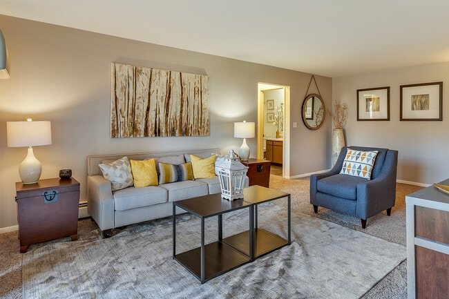 Robin - Sala de estar - Ramblewood Apartments