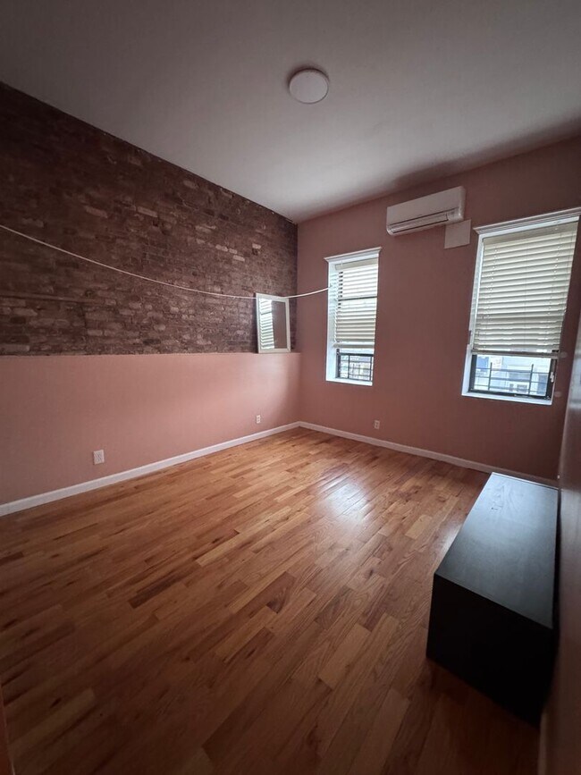 Foto del edificio - 124-14 Metropolitan Ave