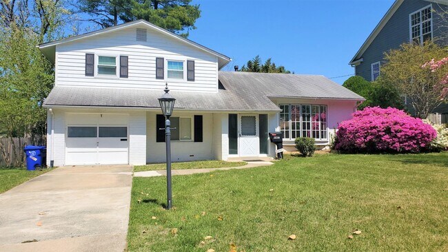 Foto del edificio - Awesome 3 Bedroom/3 Full Bath Split Level Home in close in Bethesda!