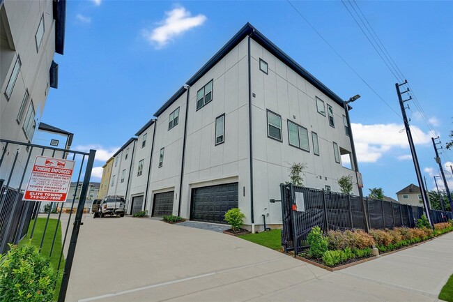 Building Photo - 2710 Grand Fountains Dr