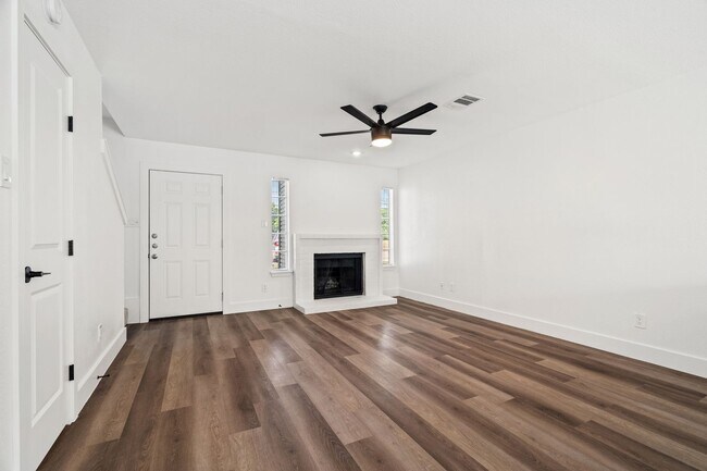 Foto del edificio - River Crossing Townhome - 2Bd-2.5BA - Redone to the Nines -  W/D - Resort Pool