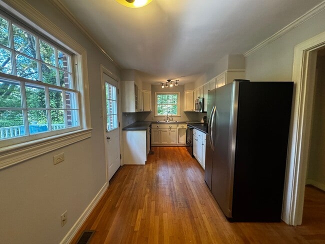 Building Photo - 2434 Rosewood Ave